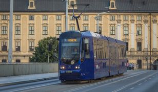 Wrocław. Przeciwko decyzji Trybunału. Flagi UE na autobusach i tramwajach