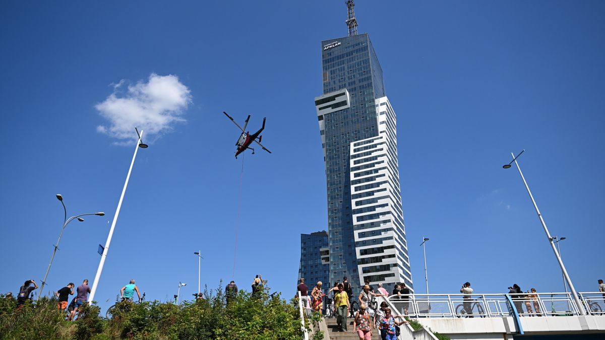Montaż iglicy wieżowca Olszynki Park, 13 sierpnia 2024 toku