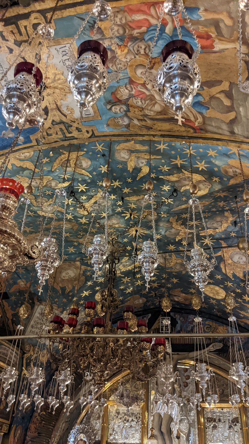Bogato zdobiony sufit nad kaplicą