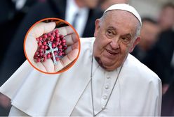 Sprzedają różańce błogosławione przez papieża. Ceny? Lepiej usiądźcie