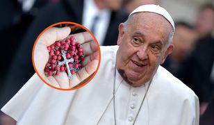 Sprzedają różańce błogosławione przez papieża. Ceny? Lepiej usiądźcie