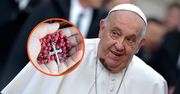 Sprzedają różańce błogosławione przez papieża. Ceny? Lepiej usiądźcie