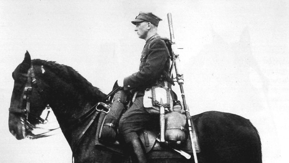 Żołnierz z makietą karabinu przeciwpancernego Wz. 35