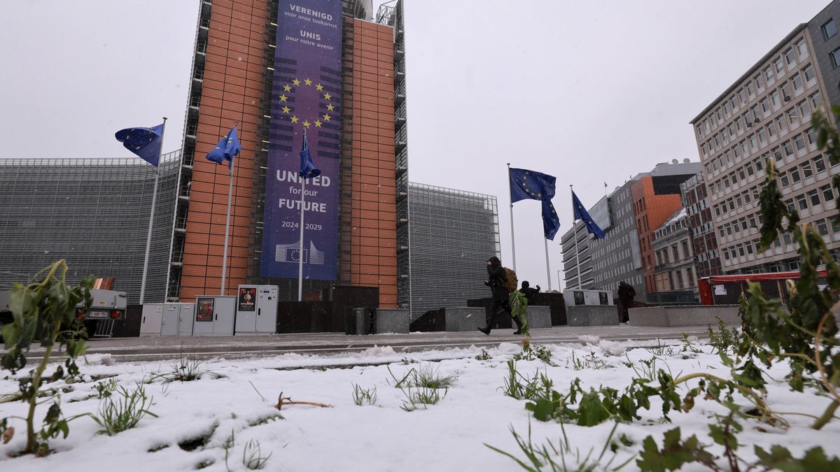 European Commission in Brussels
epa12628727 People walk in front of the Berlaymont building, the headquarters of the European Commission, with a sign reading 'United for our Future' on a winter day in Brussels, Belgium, 05 January 2026.  EPA/OLIVIER HOSLET 
Dostawca: PAP/EPA.
OLIVIER HOSLET
European Commission, European Union, Berlaymont building, office building
