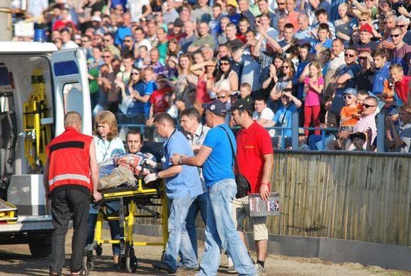 Już w pierwszym meczu na Ukrainie kości trzeszczały. Tu do karetki wjeżdża Patrik Buri. Jego młodszy kolega, Jan Mihalik, kiedy dowiedział się, że po swoim upadku zostanie zabrany do miejscowego szpitala, momentalnie ozdrowiał i... uciekł z ambulansu.