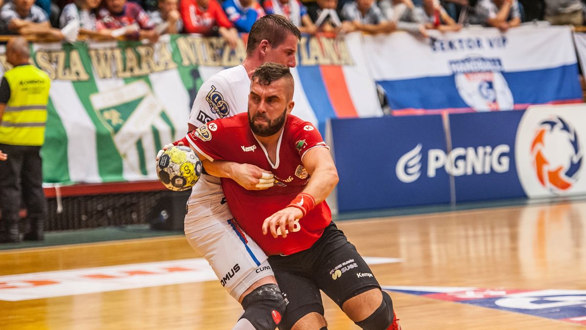 Marek Daćko próbuje powstrzymać Damiana Krzysztofika