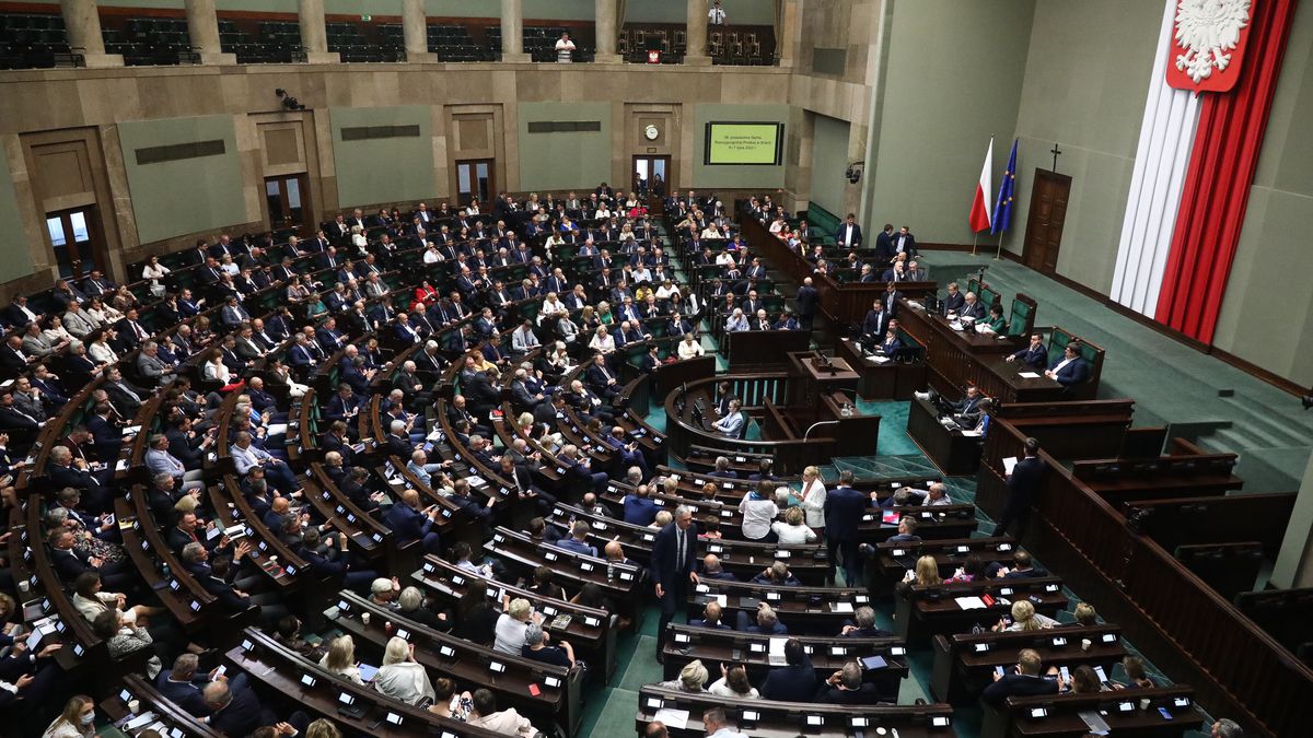 Warszawa, 06.07.2022. Posłowie na sali obrad Sejmu w Warszawie, 6 bm. Posłowie w pierwszym dniu posiedzenia zajmą się m.in. projektem zmian w ustawie o Rządowym Funduszu Rozwoju Dróg, a także projektem zmian w ustawie o obronie ojczyzny. (jm) PAP/Tomasz Gzell