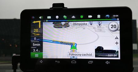 Navitel RE900 Combo – test samochodowej nawigacji, rejestratora i tabletu w jednym