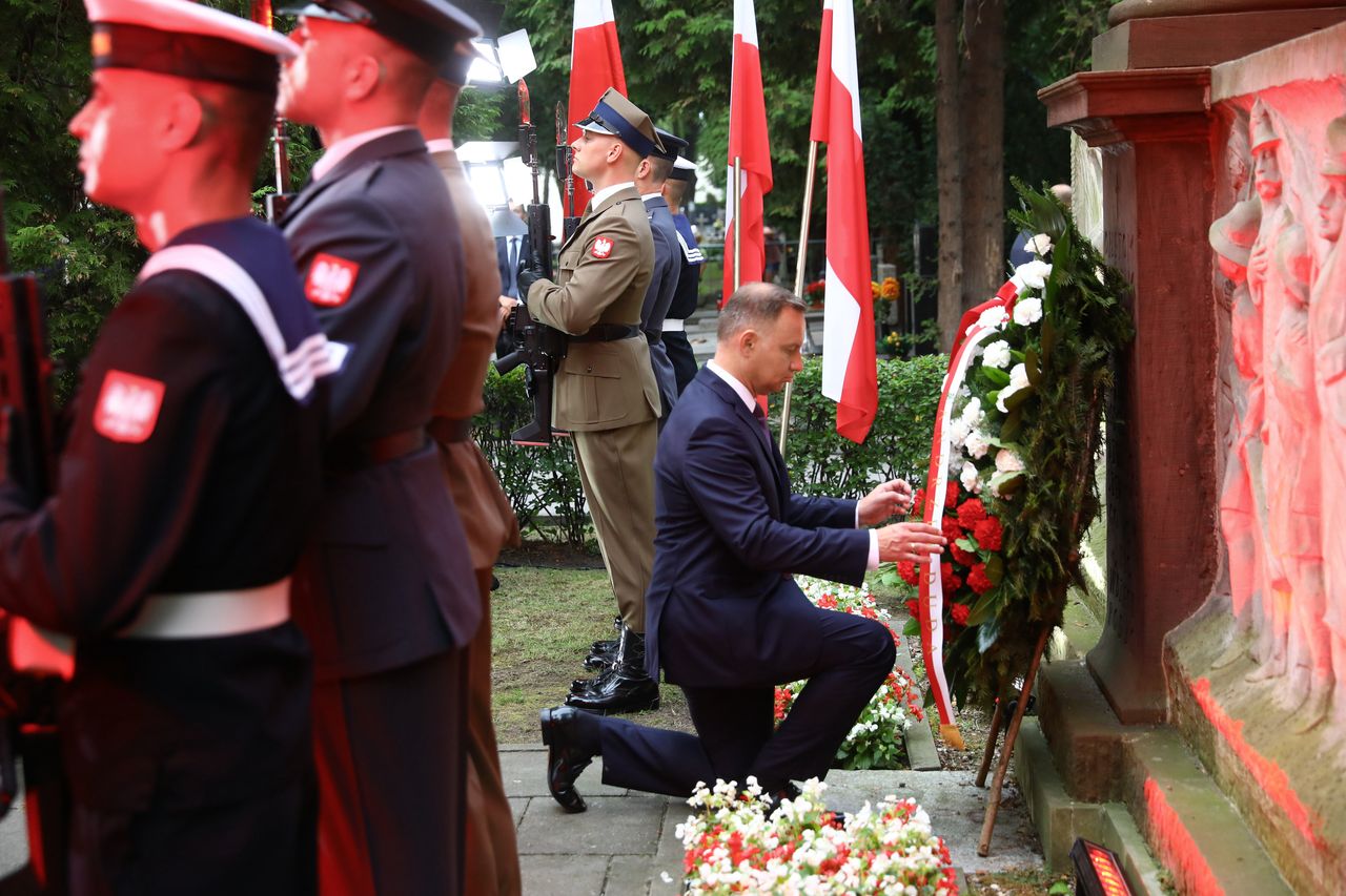 Warszawa, 14.08.2022. Prezydent Duda podczas Apelu Pamięci przed Pomnikiem Poległych w 1920 r.