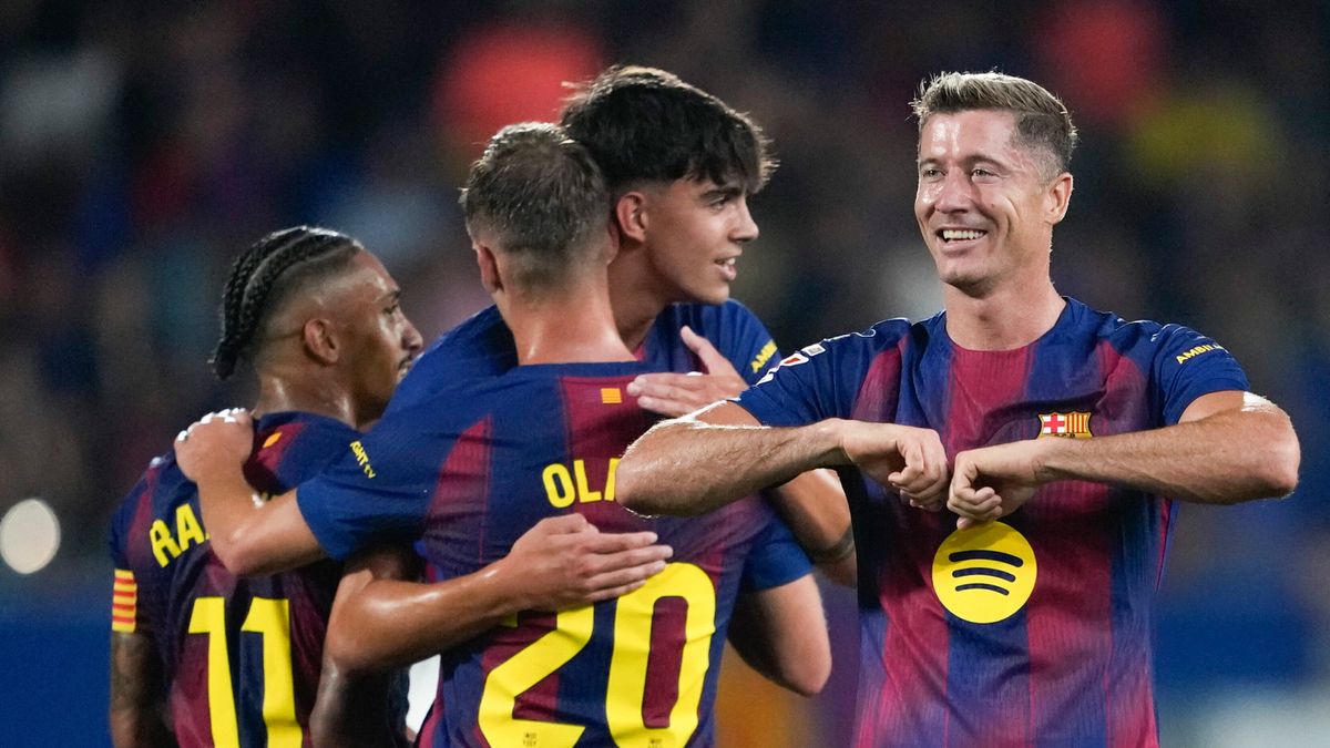 PAP/EPA / Alejandro Garcia / Robert Lewandowski z kolegami z FC Barcelony