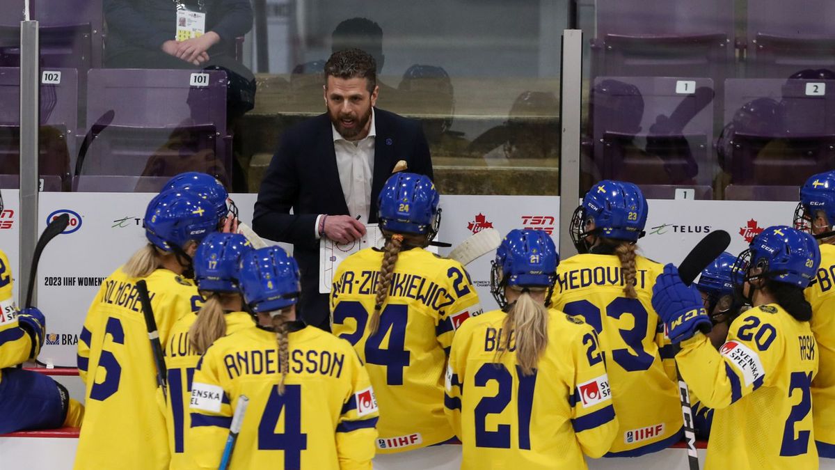 Zdjęcie okładkowe artykułu: Getty Images /  / Na zdjęciu: hokeistki reprezentacji Szwecji i trener Ulf Lundberg