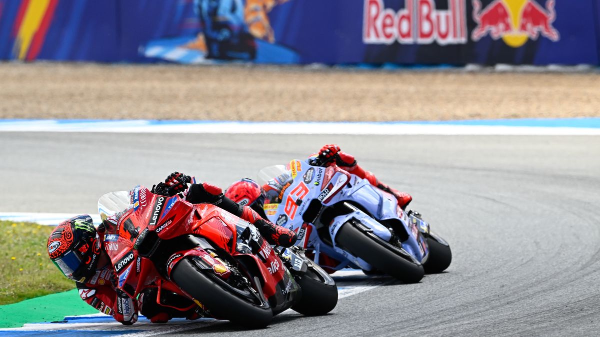 Zdjęcie okładkowe artykułu: Materiały prasowe / MotoGP / Dorna / Na zdjęciu: Francesco Bagnaia, a za nim Marc Marquez
