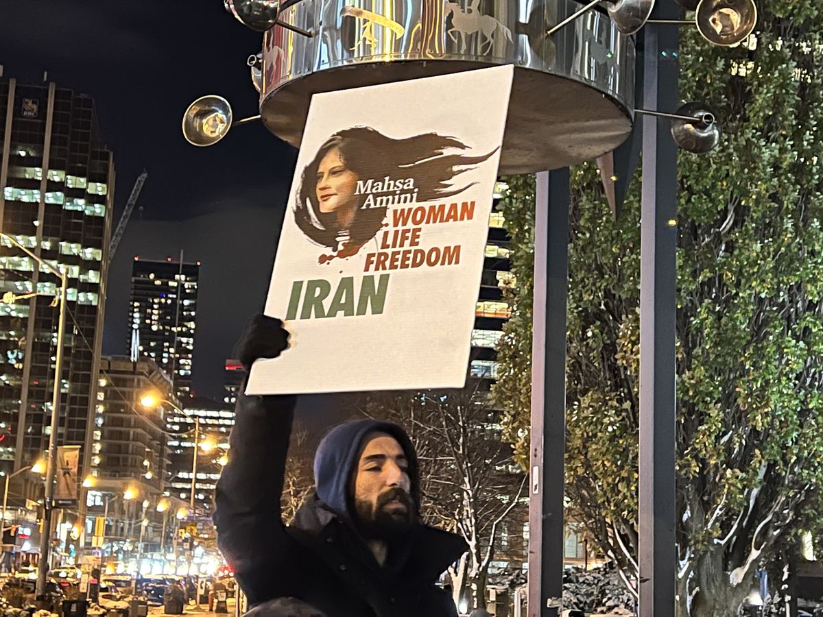 W Iranie krwawo tłumione są protesty, które wybuchły po śmierci Mahsy Amini. Irański bunt wspierają aktywiści na całym świecie