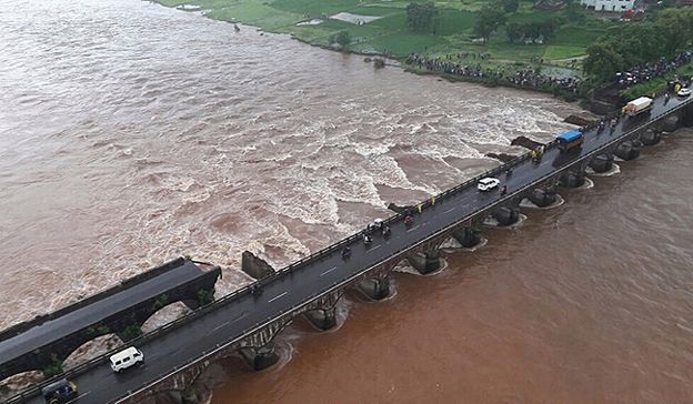 Autobusy wpadły do rzeki w Indiach. Co najmniej 22 osoby zginęły