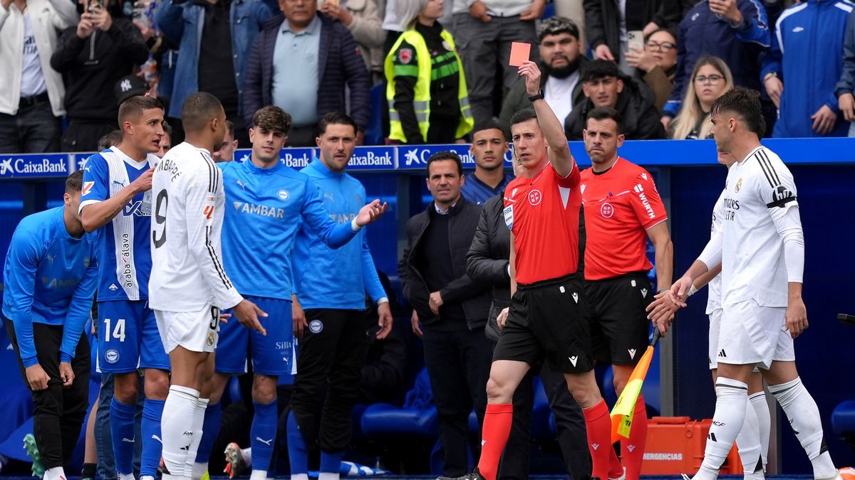 Getty Images / Juan Manuel Serrano Arce / Na zdjęciu: Cesar Soto Grado pokazujący czerwoną kartkę Kylianowi Mbappe.