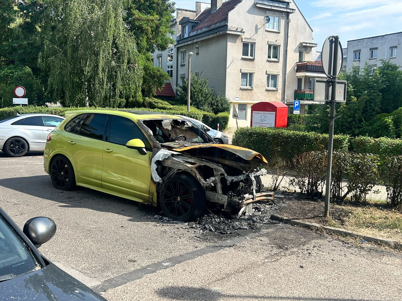 Pożar Porsche Cayenne GTS w Płocku przy ul. Jana Pawła II. Strażacy ugasili płonący samochód!