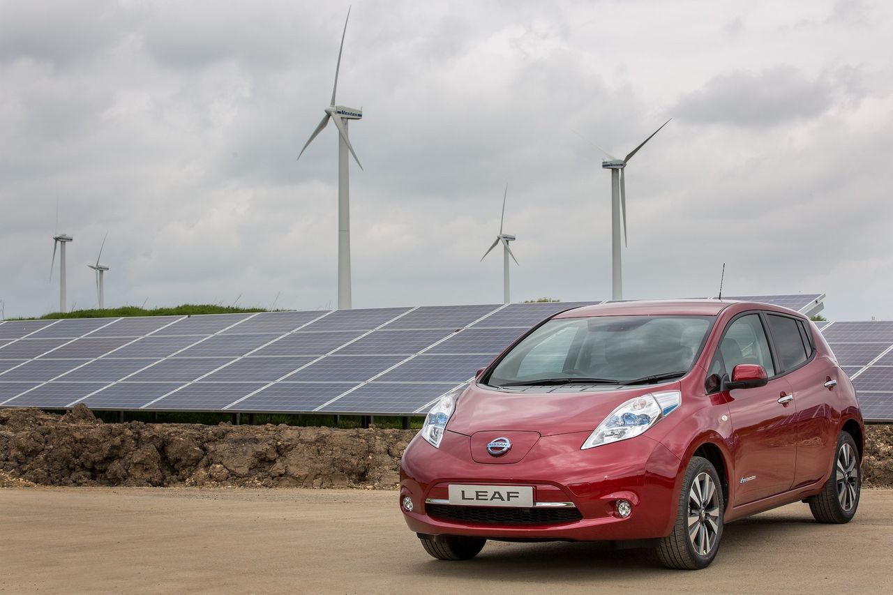 Nissan Leaf na zdjęciach często przedstawiany jest na tle paneli słonecznych, bo inaczej ciężko się zorientować, że to pionierski samochód elektryczny... (fot. Nissan)