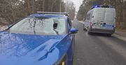 Mielno: Tafla lodu spadła z pojazdu dostawczego i uderzyła w osobówkę. Poszkodowany kierowca trafił do szpitala