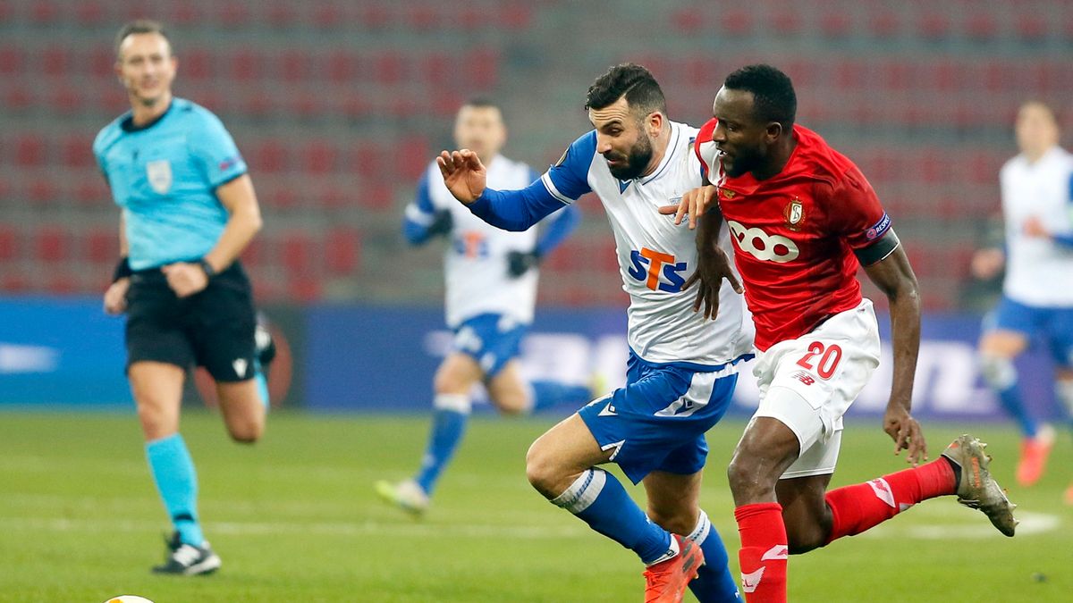 PAP/EPA / JULIEN WARNAND / Na zdjęciu od lewej: Mikael Ishak i Merveille Bokadi