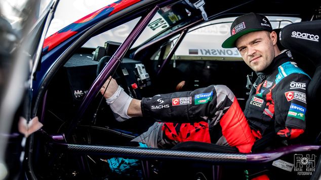 Bartosz Ostałowski nauczył się prowadzić samochód stopami