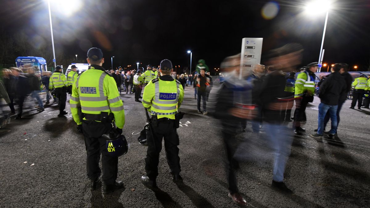 Kibice i funkcjonariusze policji przed meczem Brighton z Crystal Palace