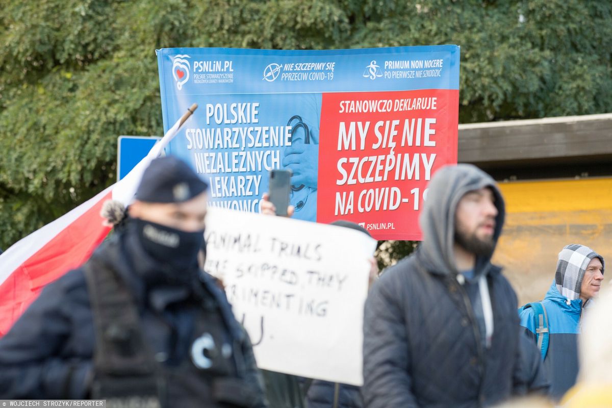Gdański marsz przeciwko szczepieniom na COVID-19