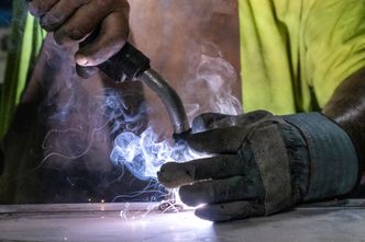 Polski przemysł łapie oddech. Najnowsze dane PMI dają powody do ostrożnego optymizmu