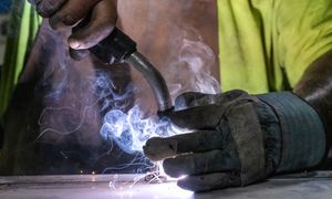 Polski przemysł łapie oddech. Najnowsze dane PMI dają powody do ostrożnego optymizmu