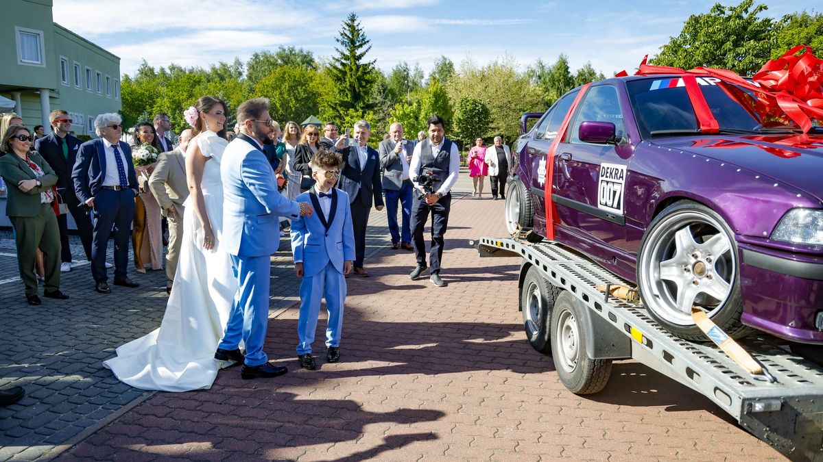 Na zdj.: Krzysztof Rutkowski Jr, Maja Rutkowski, Fot. Podlewski/AKPA
Krzysztof Rutkowski Jr, Maja Rutkowski, prezenty, maj 2024, komunia