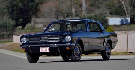 Wyjątkowy Mustang z numerem 00002 trafi na aukcję