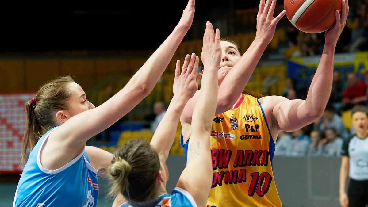 PAP / Adam Warżawa / Na zdjęciu: zawodniczki VBW Arki Gdynia Megan Gustafson (z prawej) oraz Ewelina Śmiałek (L) i Dominika Owczarczak (w środku) z Polskiej Strefy Inwestycji Enea Gorzów Wlkp