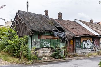 Kraków: Ludwinów pełen kontrastów. Luksusowe osiedle w centrum, a tuż za rogiem popadające w ruinę dziewiętnastowieczne domy