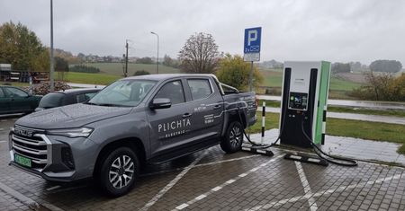 Ekspert mówi wprost. Czy można ładować elektryka podczas burzy?