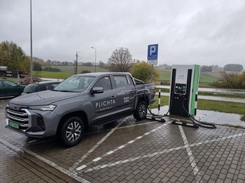 Ekspert mówi wprost. Czy można ładować elektryka podczas burzy?