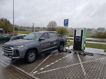 Ekspert mówi wprost. Czy można ładować elektryka podczas burzy?