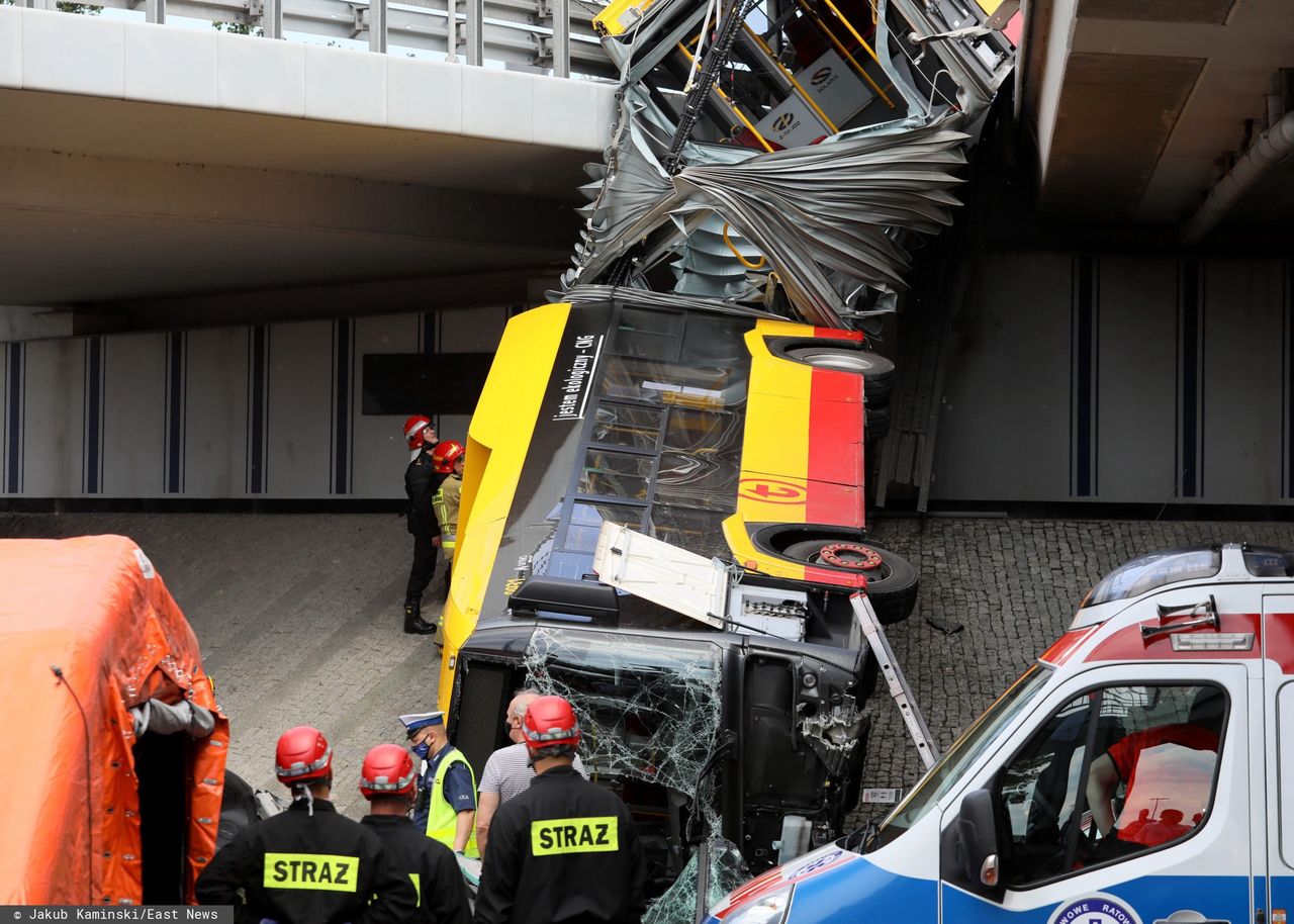 Warszawa: wypadek autobusu. Wrak zabezpieczony. Kierowca miał wysoką gorączkę?