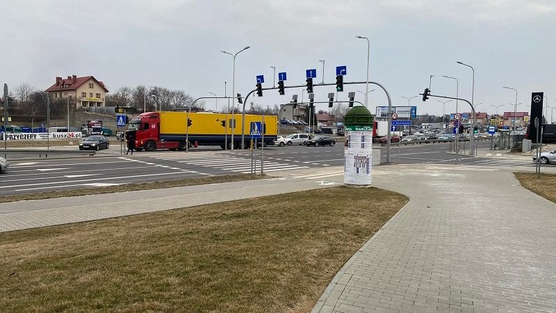 Zepsuta ciężarówka częściowo blokuje dwa pasy na al. Spółdzielczości Pracy