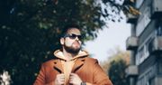 Męska bluza z kapturem w zimowej stylizacji z płaszczem - podpowiadamy, jak stworzyć modny outfit na ten sezon!