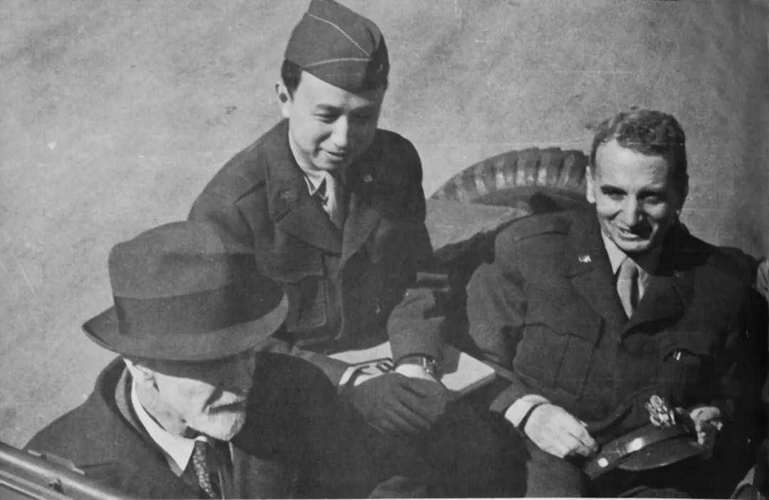 Qian Xuesen w amerykańskim mundurze pośrodku zdjęcia, po prawej Theodore von Karman. Po lewej Ludwig Prandtl.