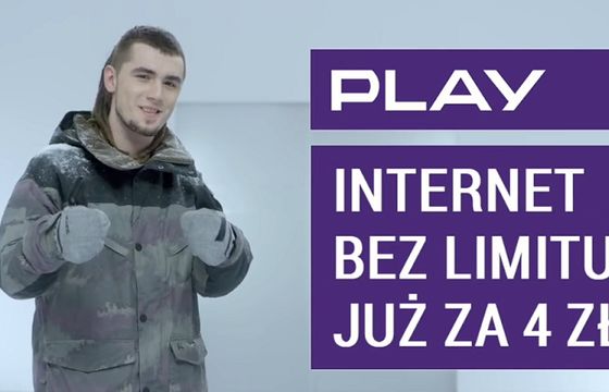 Kamil Bednarek na desce snowboardowej reklamuje Internet na Kartę w Play (wideo)