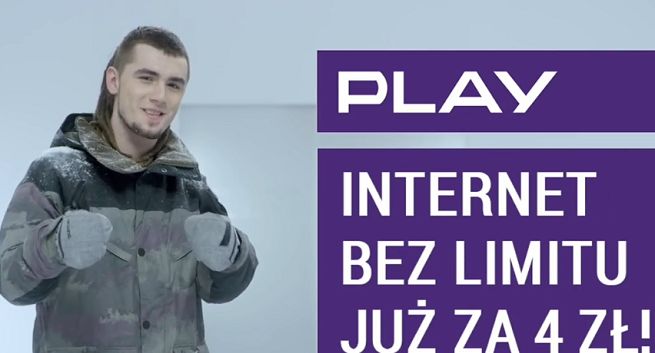 Kamil Bednarek na desce snowboardowej reklamuje Internet na Kartę w Play (wideo)