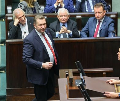 "Wiele wstrząsów". Były premier wieszczy "czarne lata" dla PiS
