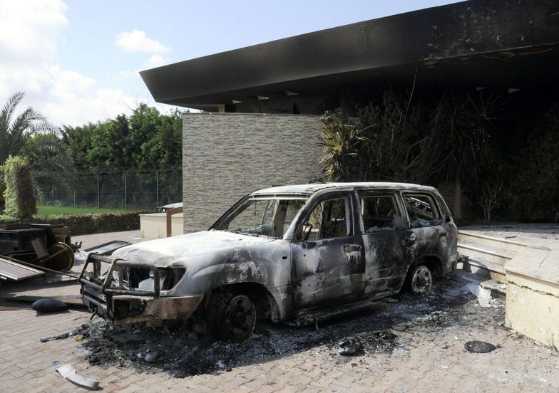 Zniszczony samochód pod konsulatem USA w Libii