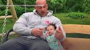 #dziejesiesporcie: tak Hardkorowy Koksu bawi się z córeczką