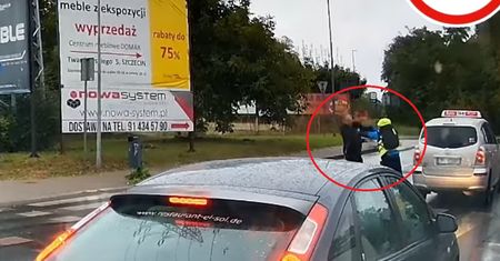Bijatyka na drodze. Film trafił na "Stop Cham"