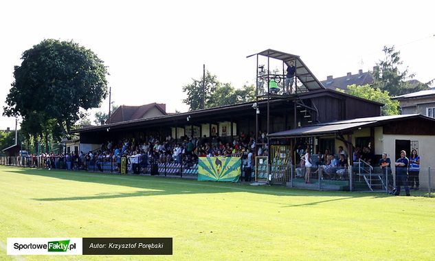 Skromna trybuna stadionu w Niepołomicach, która w zimie przejdzie kapitalny remont