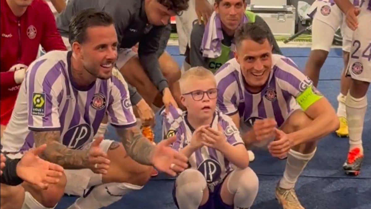 Piłkarze i kibic Toulouse FC po meczu z Paris Saint-Germain