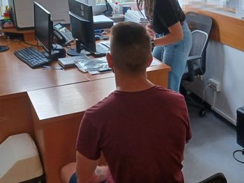 Warszawa: Rozbił siekierą witrynę sklepu, ukradł z niego pieniądze, a na koniec rozwalił kamerę monitoringu