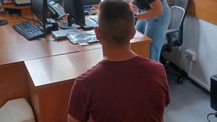 Warszawa: Rozbił siekierą witrynę sklepu, ukradł z niego pieniądze, a na koniec rozwalił kamerę monitoringu