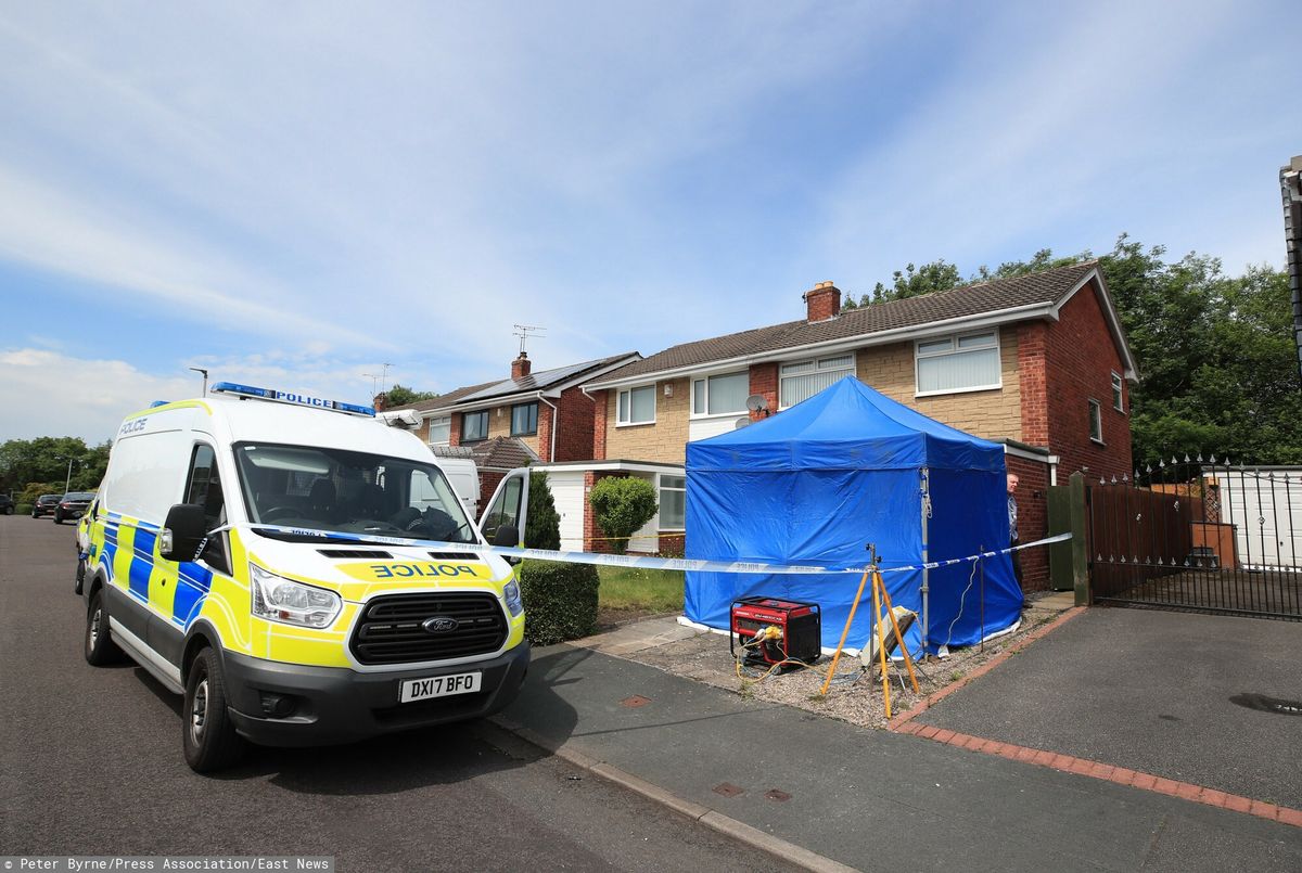 Policja w domu Lucy Letby w Chester. Pielęgniarka została aresztowana pod zarzutem zabójstw niemowląt na szpitalnym oddziale neonatologicznym.